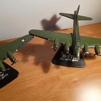 Coppia di aeroplani militari in ferro B-17F Memphi