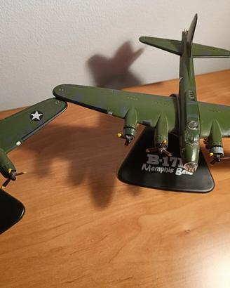 Coppia di aeroplani militari in ferro B-17F Memphi