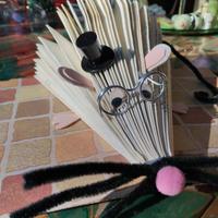 Libro vintage trasformato in un topo studioso!