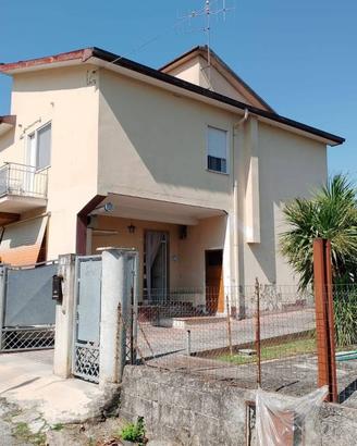 Villa di 220 m² con 4 locali e box auto a Frosinon