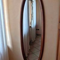 specchio in legno noce con piedistallo