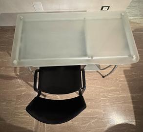 Scrivania e sedia da ufficio