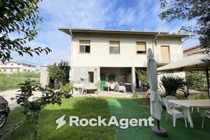 Casa indipendente di 170 m² con 4 locali e box aut