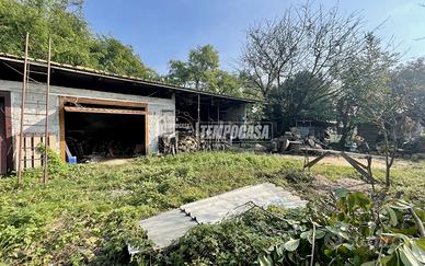 Magazzino di 144 mq con ampio spazio esterno di 85