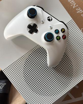 Xbox one con Hogwarts Legacy e Fifa25
