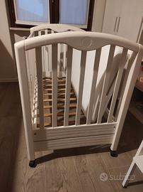 Lettino in legno per bambini
