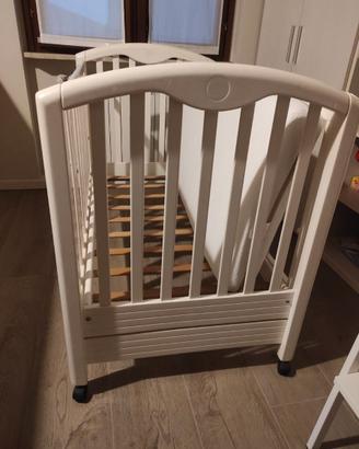 Lettino in legno per bambini