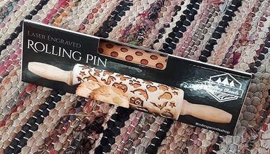 Mattarello in legno con rilievi