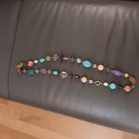 collana con pietre vere colorate