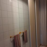 Armadio a 2 ante scorrevoli con specchio laterale