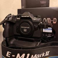 Olympus E-M1 Mark ii con HLD-9