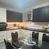 Cucina L beige e marrone