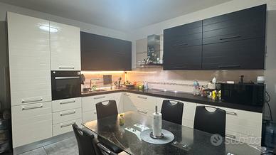 Cucina L beige e marrone