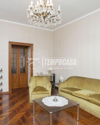 TRILOCALE IN SPLENDIDO CONTESTO D'EPOCA