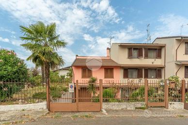 VILLA A SCHIERA A TREZZANO SUL NAVIGLIO