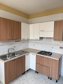 Cucina moderna completa con forno e piano cottura