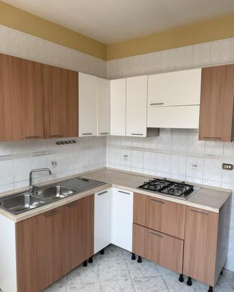 Cucina moderna completa con forno e piano cottura