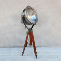 Faro industriale vintage con treppiede in legno