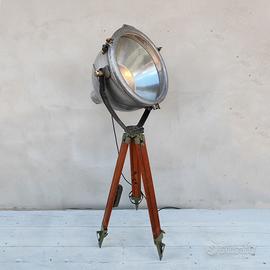 Faro industriale vintage con treppiede in legno