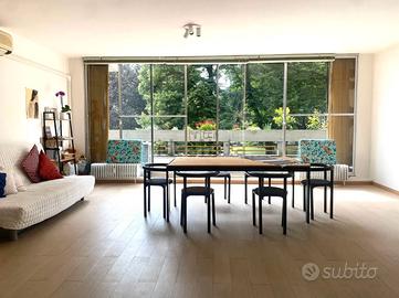 Spazio immerso nella luce e nel verde con ampia te