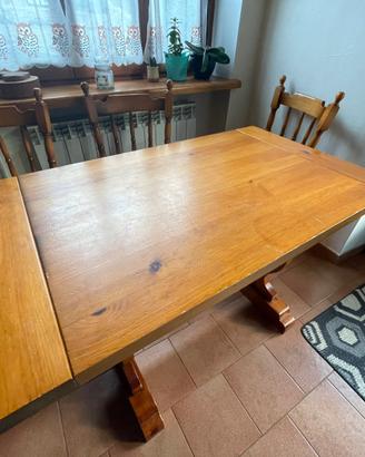 Tavolo e sedie in legno di pino massello