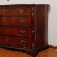 Cassettone e comodini in legno