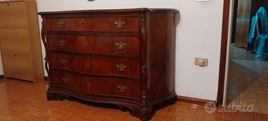 Cassettone e comodini in legno