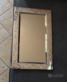 Elegante vassoio in metallo lucido con decoro