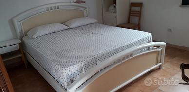 Letto matrimoniale in legno 160-200.