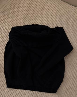 maglione nero a spalle scoperte