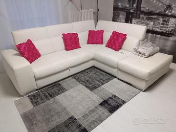 Divano sala bianco in pelle. 