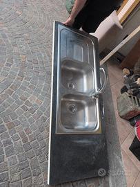 doppio lavello in acciaio con rubinetto