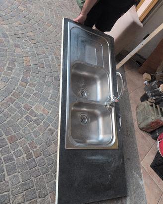 doppio lavello in acciaio con rubinetto