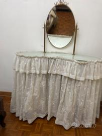 Toeletta antica mobile trucco