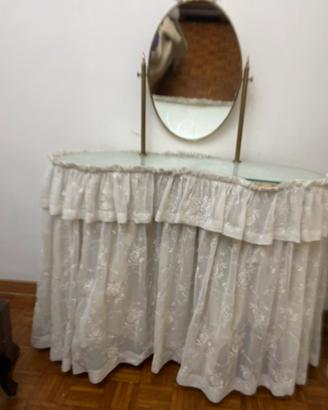 Toeletta antica mobile trucco