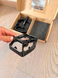 Pedali in acciaio nuovi neri con grip