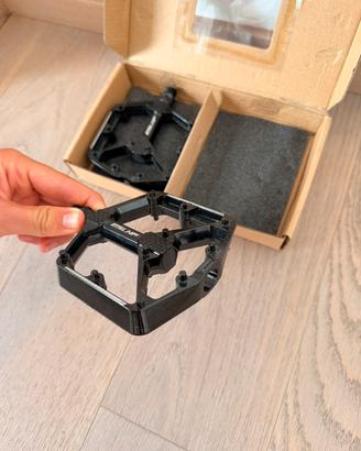 Pedali in acciaio nuovi neri con grip