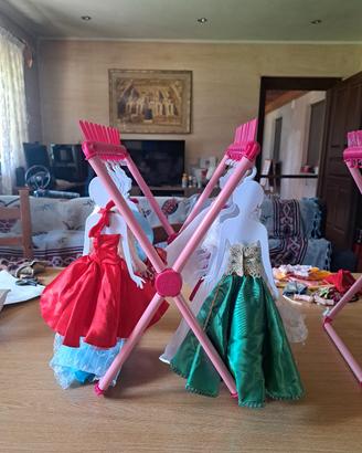 stendino appendiabiti vestiti di barbie