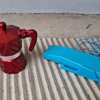 Telefono vintage e moka caffè