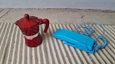 Telefono vintage e moka caffè