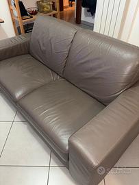 Divano grigio poltrene e sofà