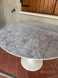 Tavolo Saarinen Tulip Ø105 cm con piano in marmo