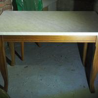 Tavolo in legno finitura marmorizzata