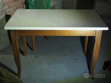 Tavolo in legno finitura marmorizzata