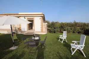Vacanze a Marzamemi casa prato al mare
