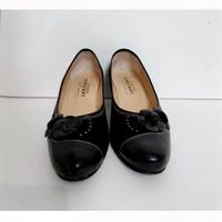 Eleganti scarpe da donna in pelle nera, con un gra