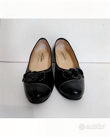 Eleganti scarpe da donna in pelle nera, con un gra