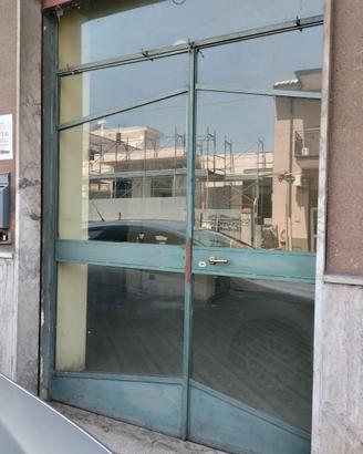 Locale con doppia vetrina ad uso negozio o ufficio