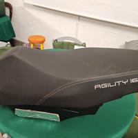 Sella Kymco Agility 125 16R con logo