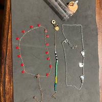 Cavigliera e due collane.